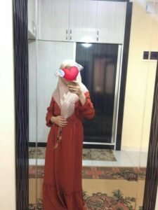 Dul sude kaçamak yaparken hamile kalmış galiba karnı şiş.