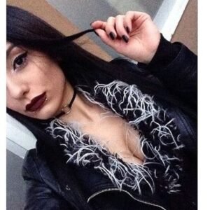 Güzel Fiziğiyle Aslı 