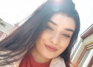 Kocamemeli ilayda ankarada okuyor sarışın erkeklere zaafı var diye not düşülmüş.