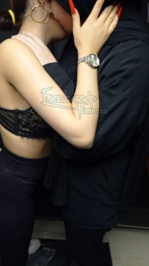 Taytlı ve Türbanlı Öpüşüyor