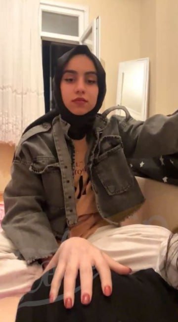 Z Kuşağı Türbanlı Ve Arkadaşı